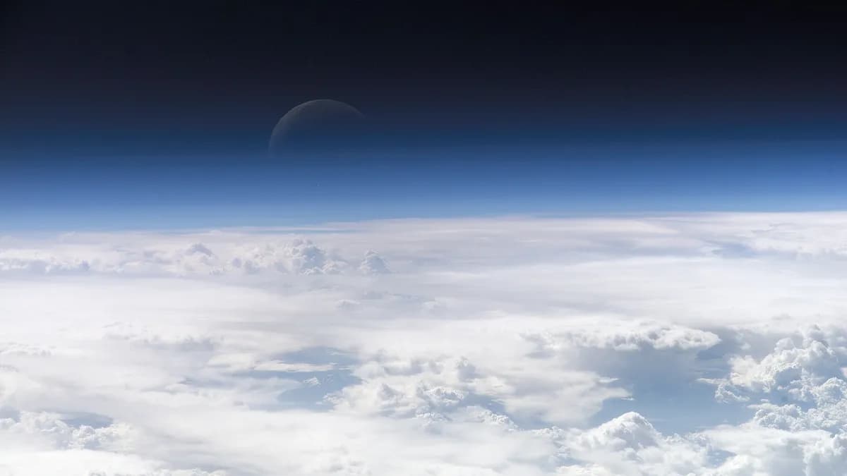 Tanki sloj Zemljine atmosfere snimljen s Međunarodne svemirske stanice, s Mjesecom u pozadini
