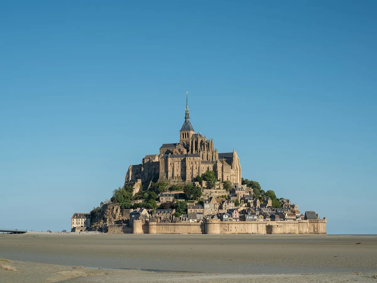 Mont-Saint-Michel u Francuskoj za vrijeme oseke, kada se more povuče od ostrva