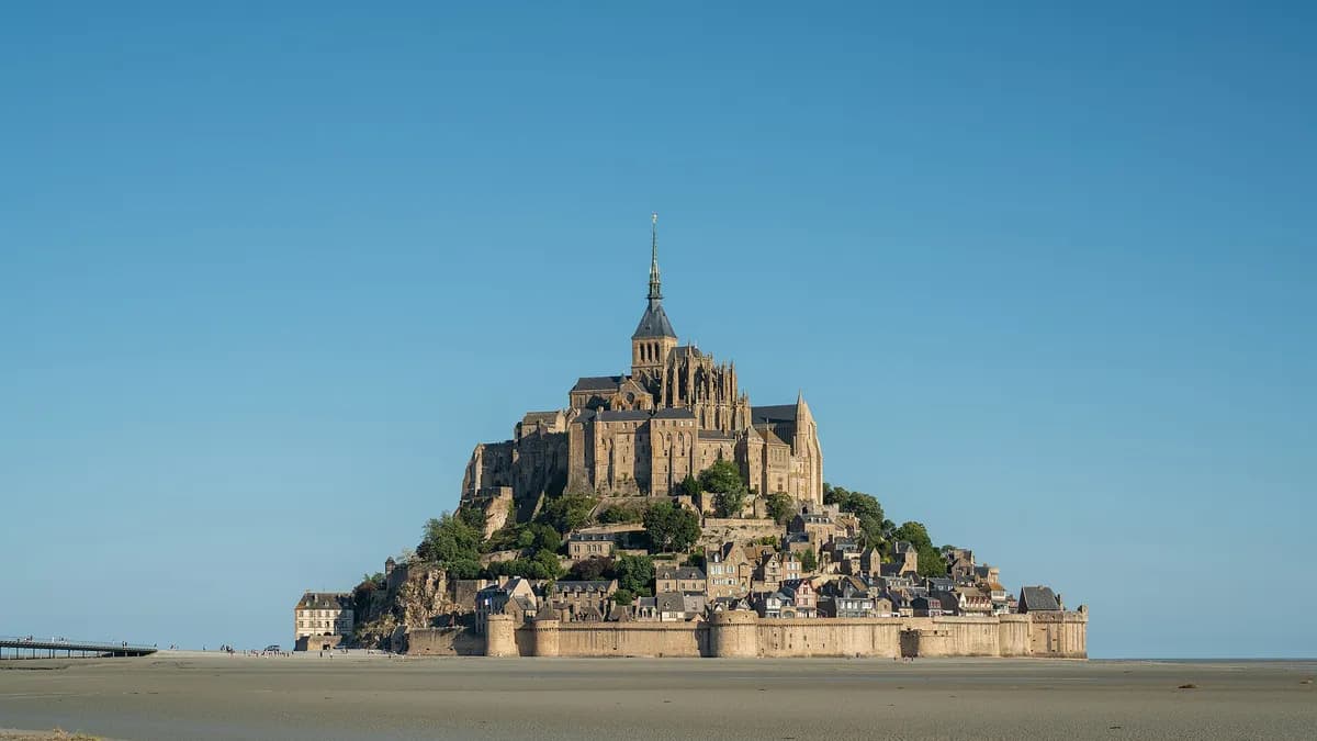 Mont-Saint-Michel u Francuskoj za vrijeme oseke, kada se more povuče od ostrva