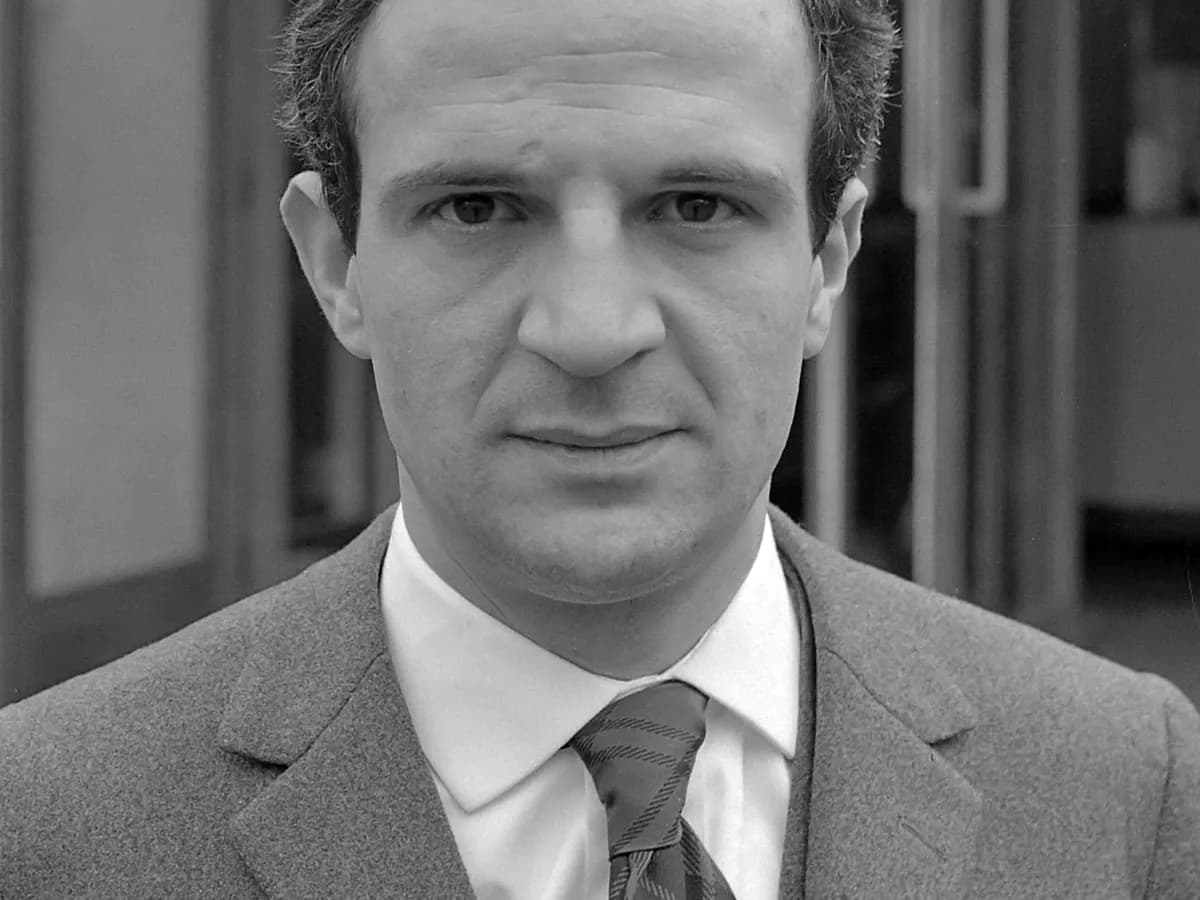 François Truffaut ispred kina u Amsterdamu tokom festivala francuskog novog vala, 1965.