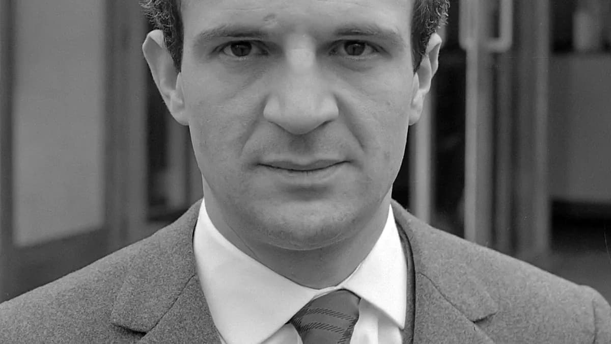 François Truffaut ispred kina u Amsterdamu tokom festivala francuskog novog vala, 1965.