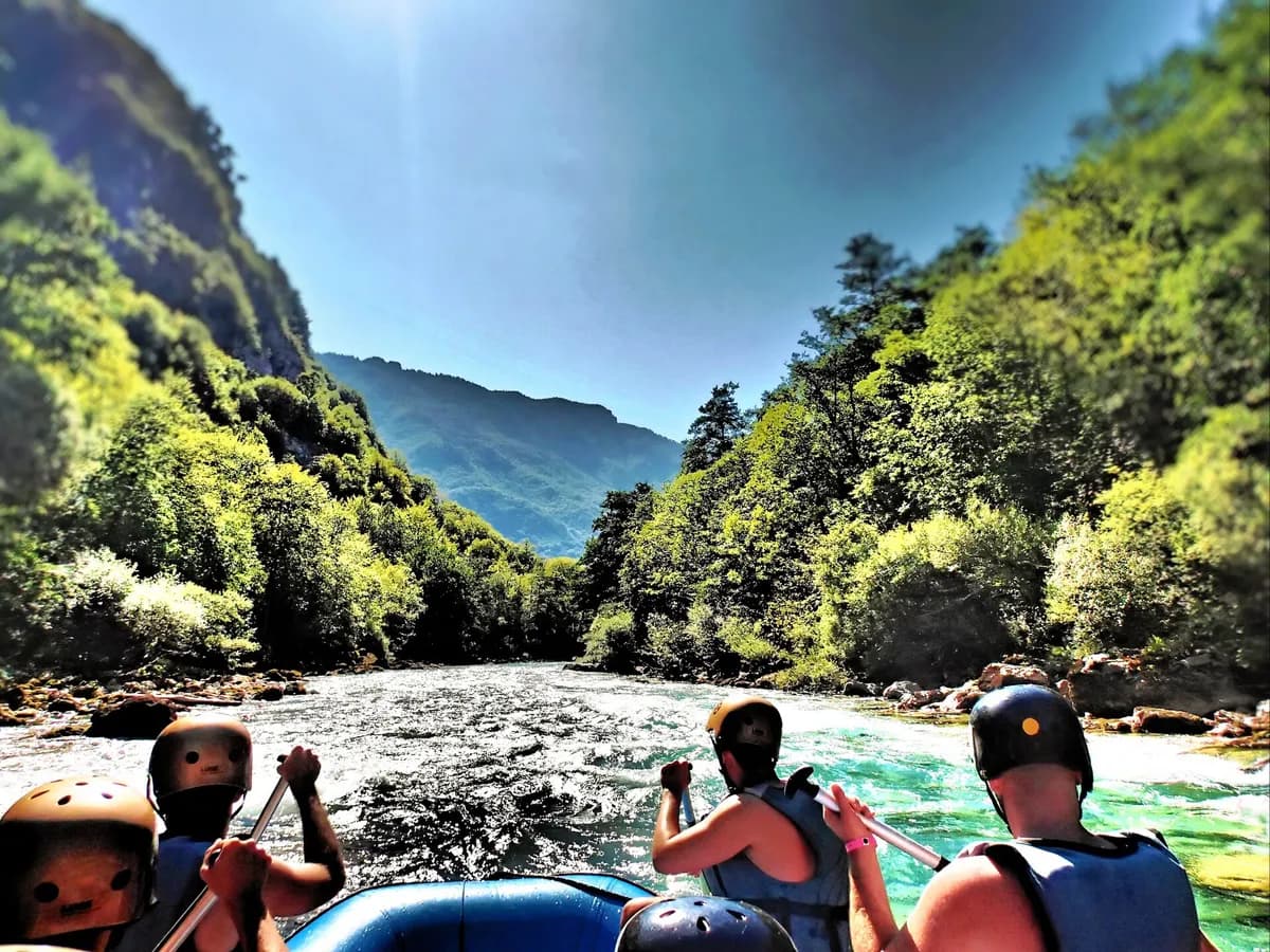 Rafting na rijeci Tari, na granici Bosne i Hercegovine i Crne Gore