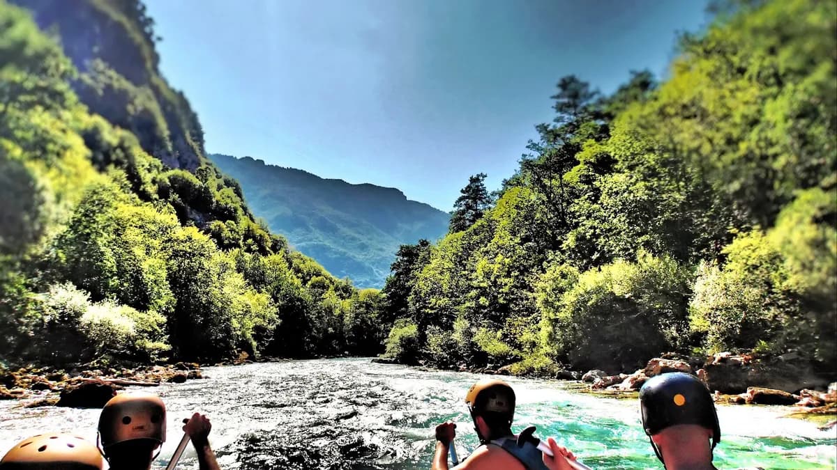Rafting na rijeci Tari, na granici Bosne i Hercegovine i Crne Gore