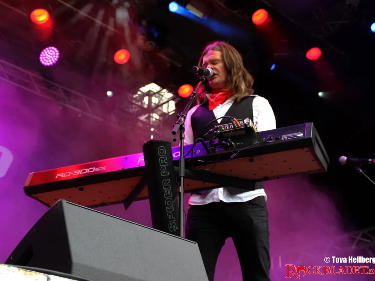 Pjevač s mikrofonom na festivalskoj bini u Švedskoj