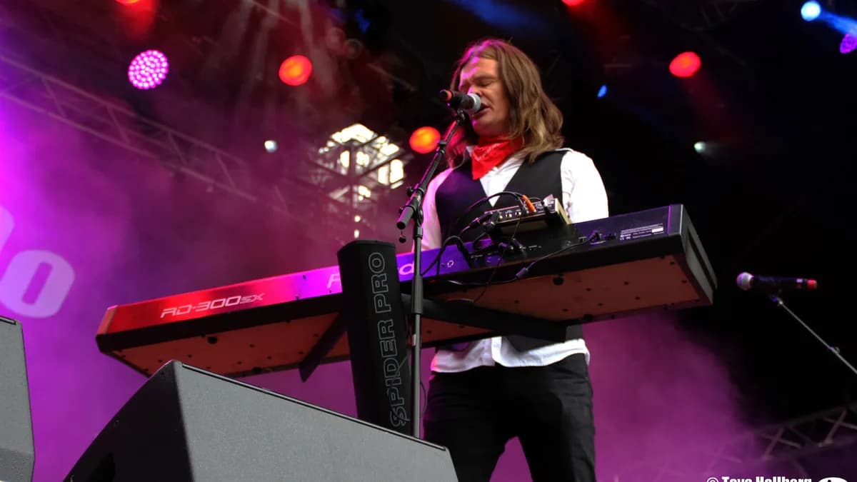 Pjevač s mikrofonom na festivalskoj bini u Švedskoj