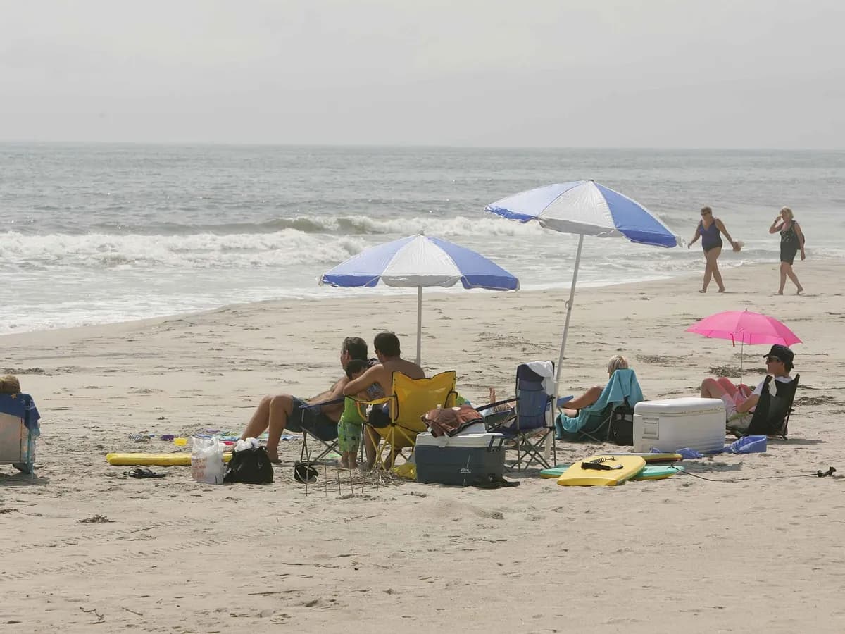 Kupači na plaži pod suncobranima