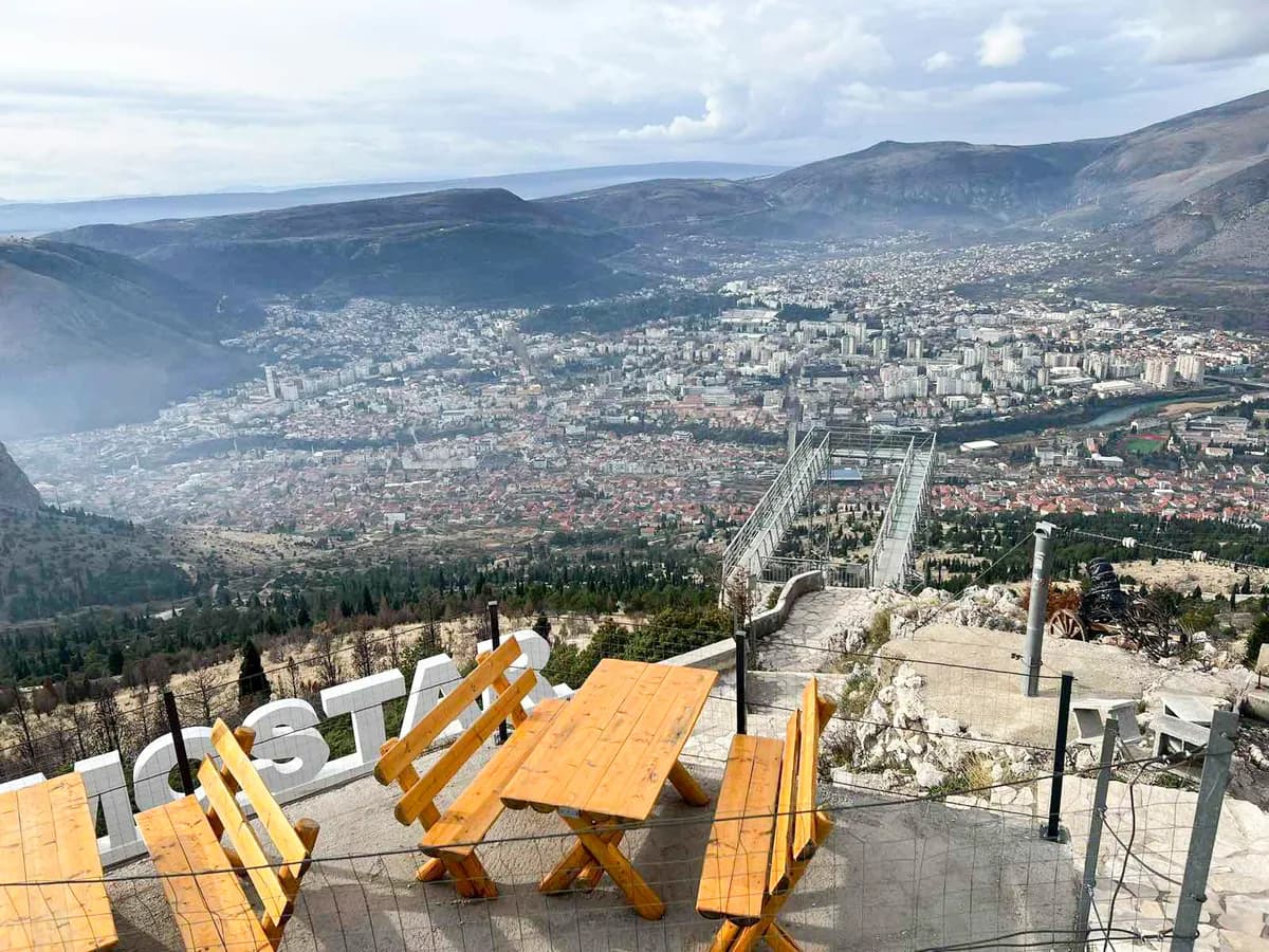 Stakleni vidikovac na brdu Fortica s panoramskim pogledom na Mostar.
