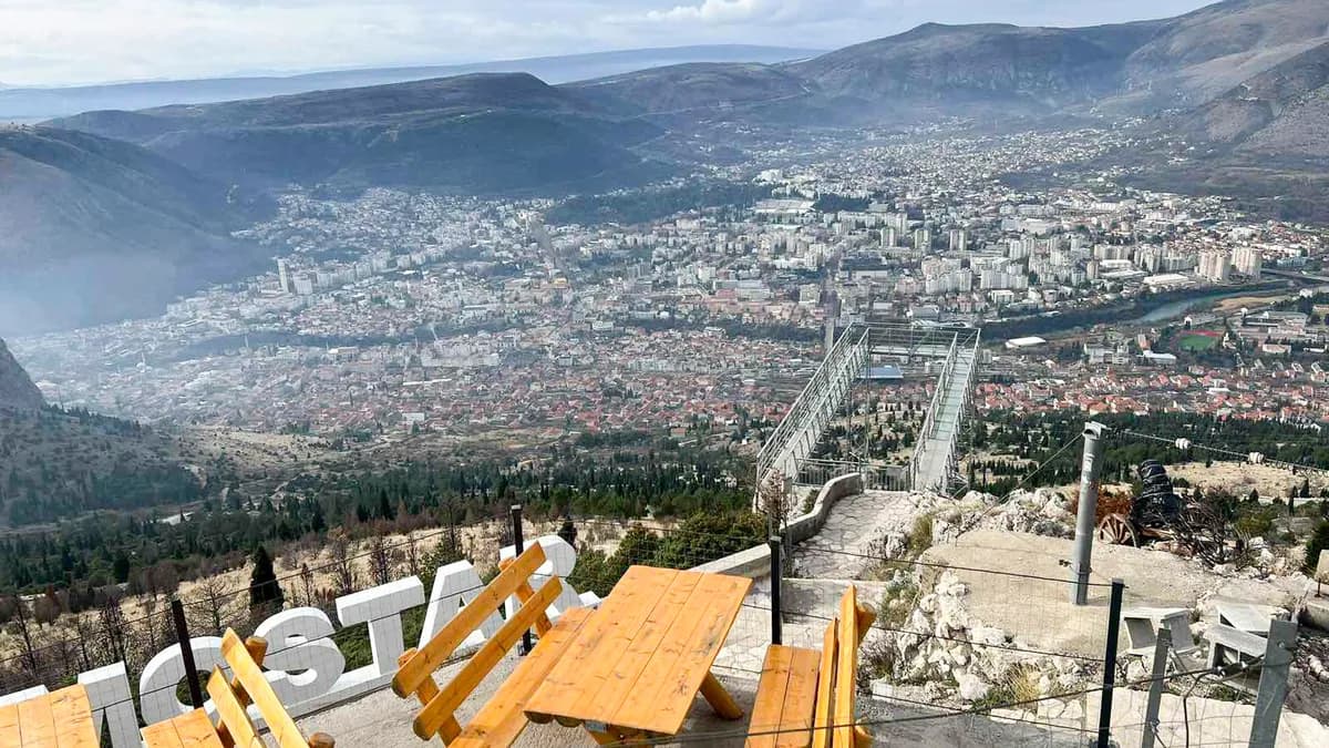 Stakleni vidikovac na brdu Fortica s panoramskim pogledom na Mostar.