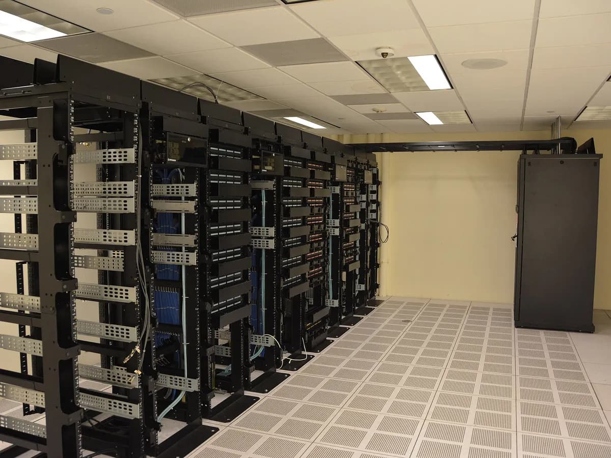 Ilustracija: serverski ormari u data centru.