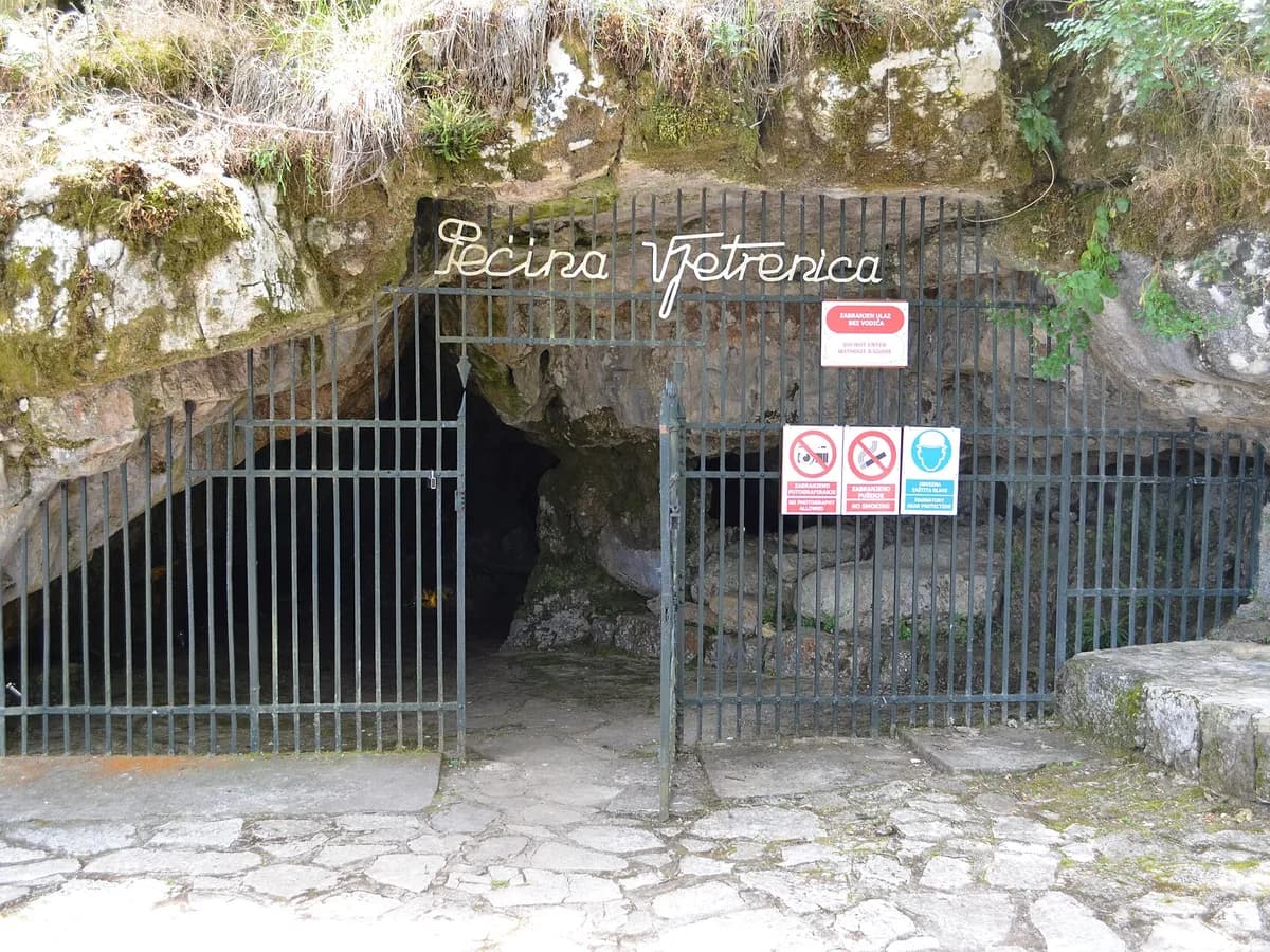 Ulaz u pećinu Vjetrenicu kod Ravnog