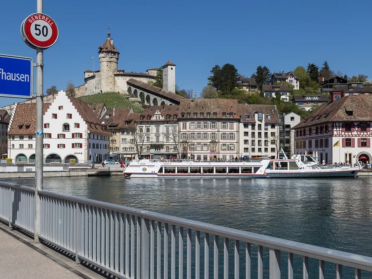 Schaffhausen s tvrđavom Munot i rijekom Rajnom, pogled iz Feuerthalena.