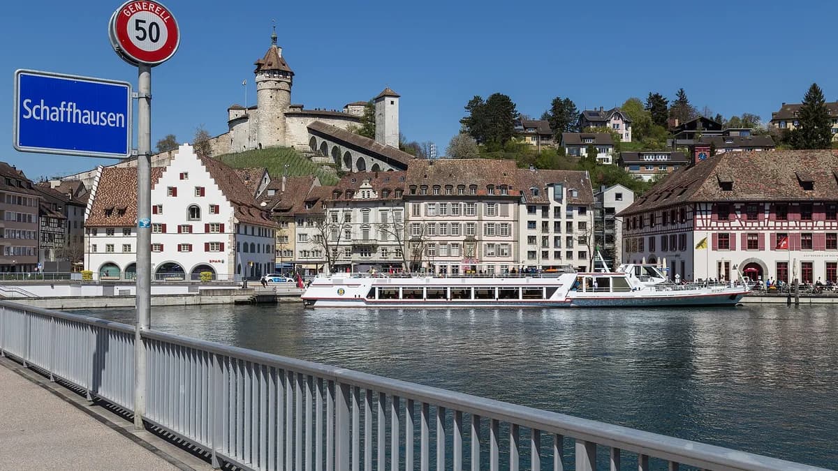 Schaffhausen s tvrđavom Munot i rijekom Rajnom, pogled iz Feuerthalena.