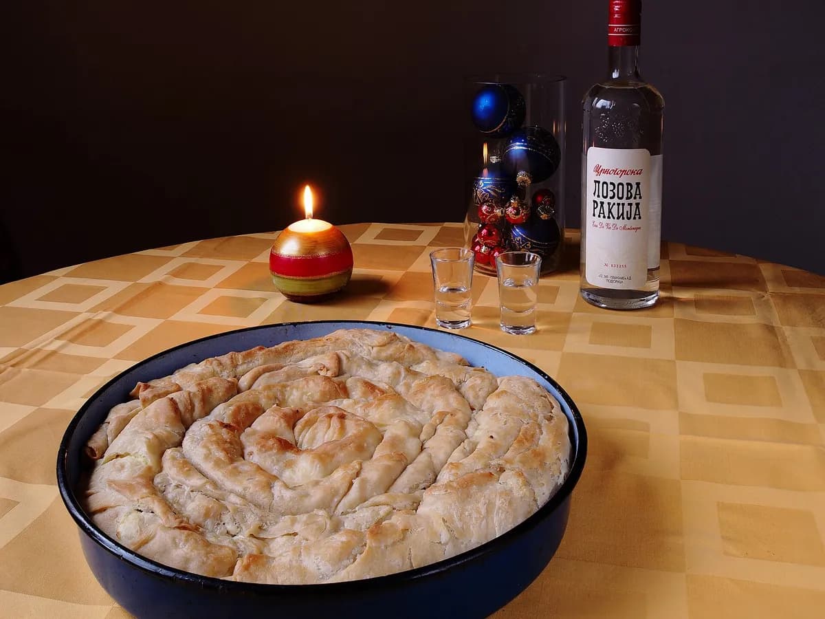 Savijena pita od tanko razvučenih kora, pečena u tepsiji