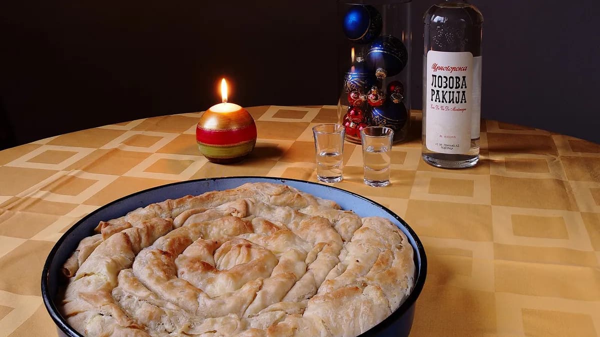 Savijena pita od tanko razvučenih kora, pečena u tepsiji
