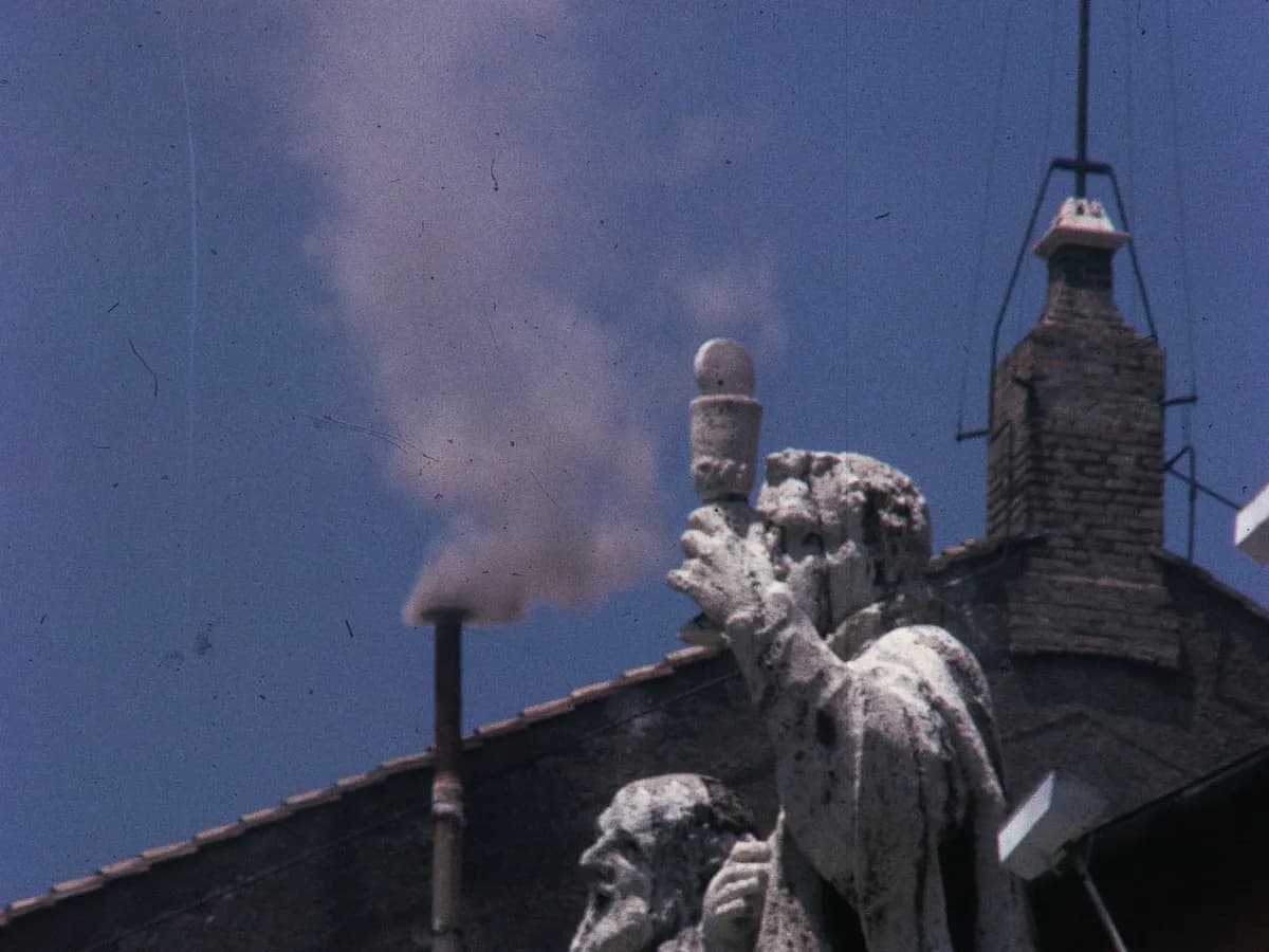 Bijeli dim iznad Sikstinske kapele pri izboru pape Pavla VI. 1963. godine