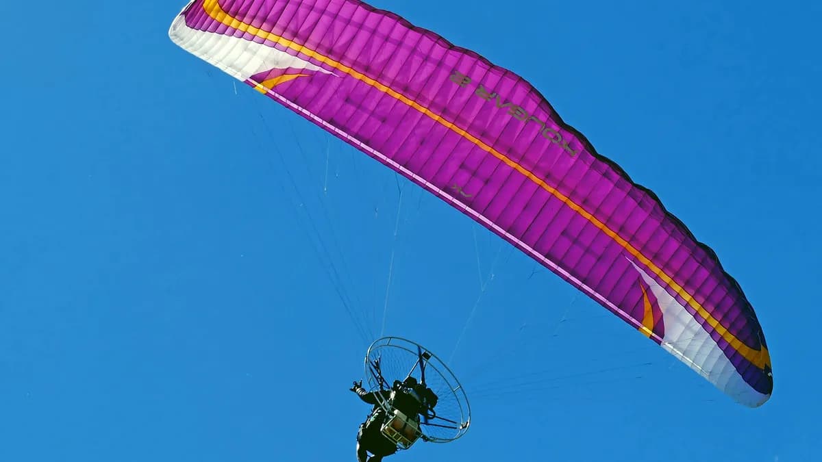 Ilustracija: let paramotorom, motornim paraglajderom.