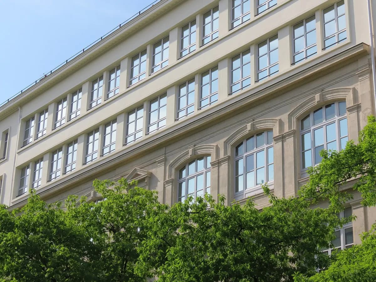 Ilustracija: fasada srednje škole Lycée Turgot u Parizu (arhivska fotografija).