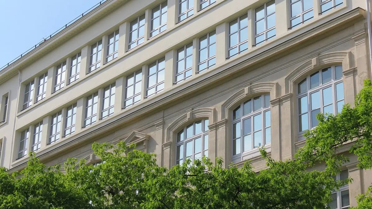 Ilustracija: fasada srednje škole Lycée Turgot u Parizu (arhivska fotografija).