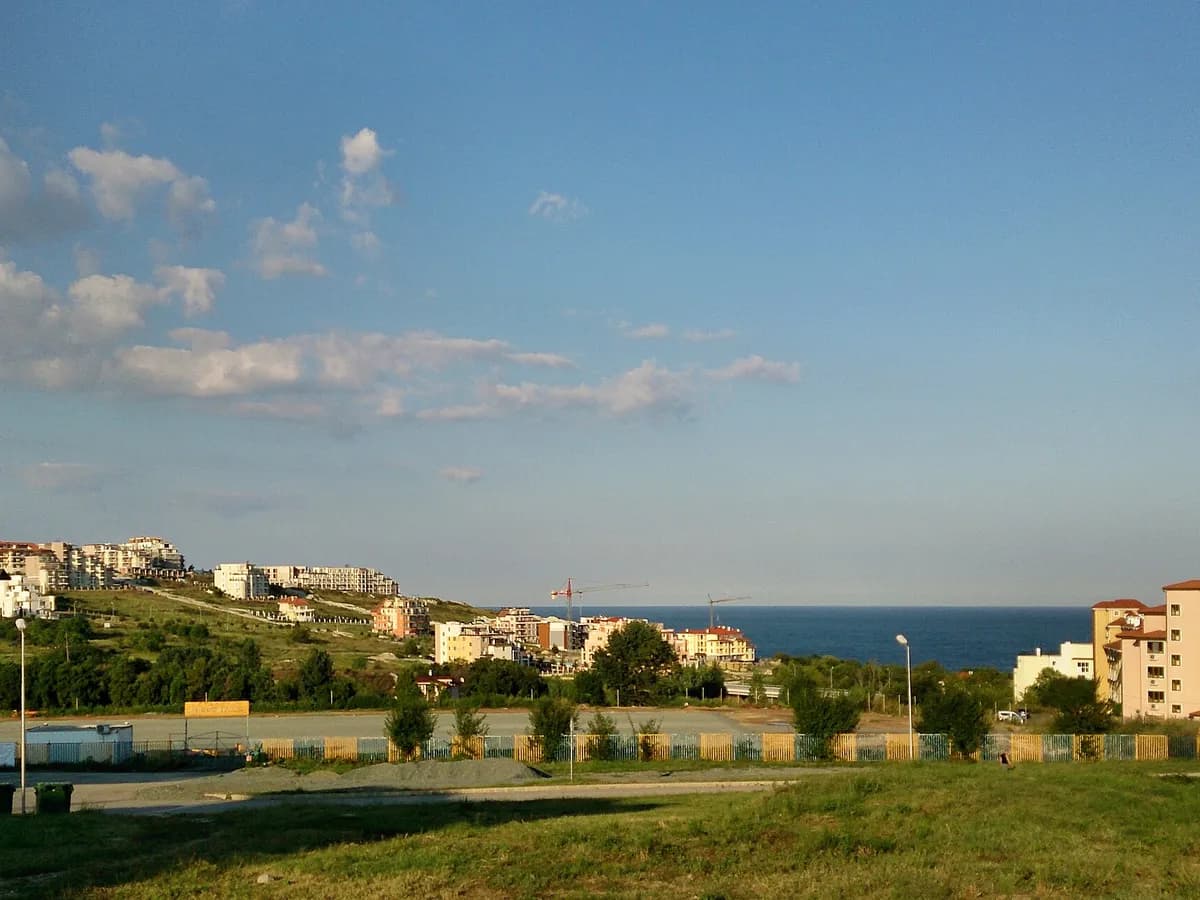 Ilustracija: pogled na Crno more niz Crnomorsku ulicu u bugarskom gradu Bjala (arhiva).