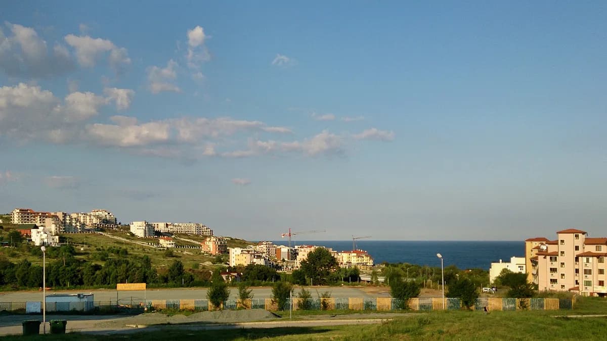 Ilustracija: pogled na Crno more niz Crnomorsku ulicu u bugarskom gradu Bjala (arhiva).