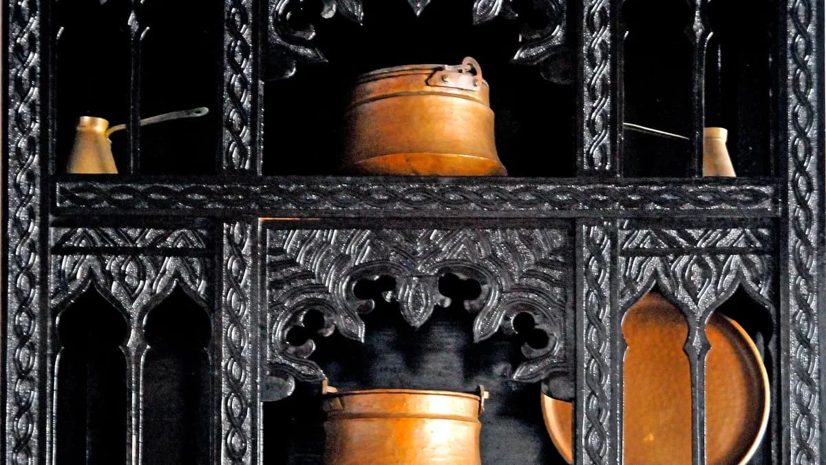 Rezbareni drveni ormar s bakrenim posuđem u staroj osmanskoj kući u Mostaru