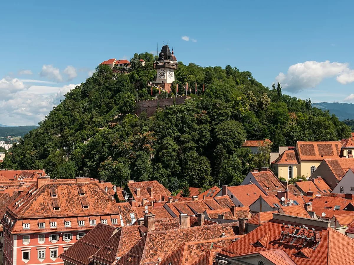 Ilustracija: Pogled s tornja gradske vijećnice na brdo Schlossberg u Grazu.