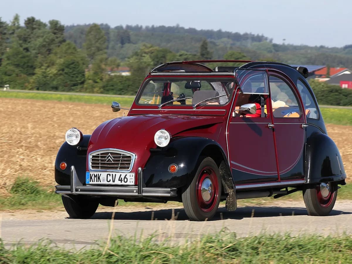 Arhivska fotografija: originalni Citroën 2CV Charleston, izvedba proizvođena od 1980. do 1990. godine, snimljen kod Bad Wörishofena.