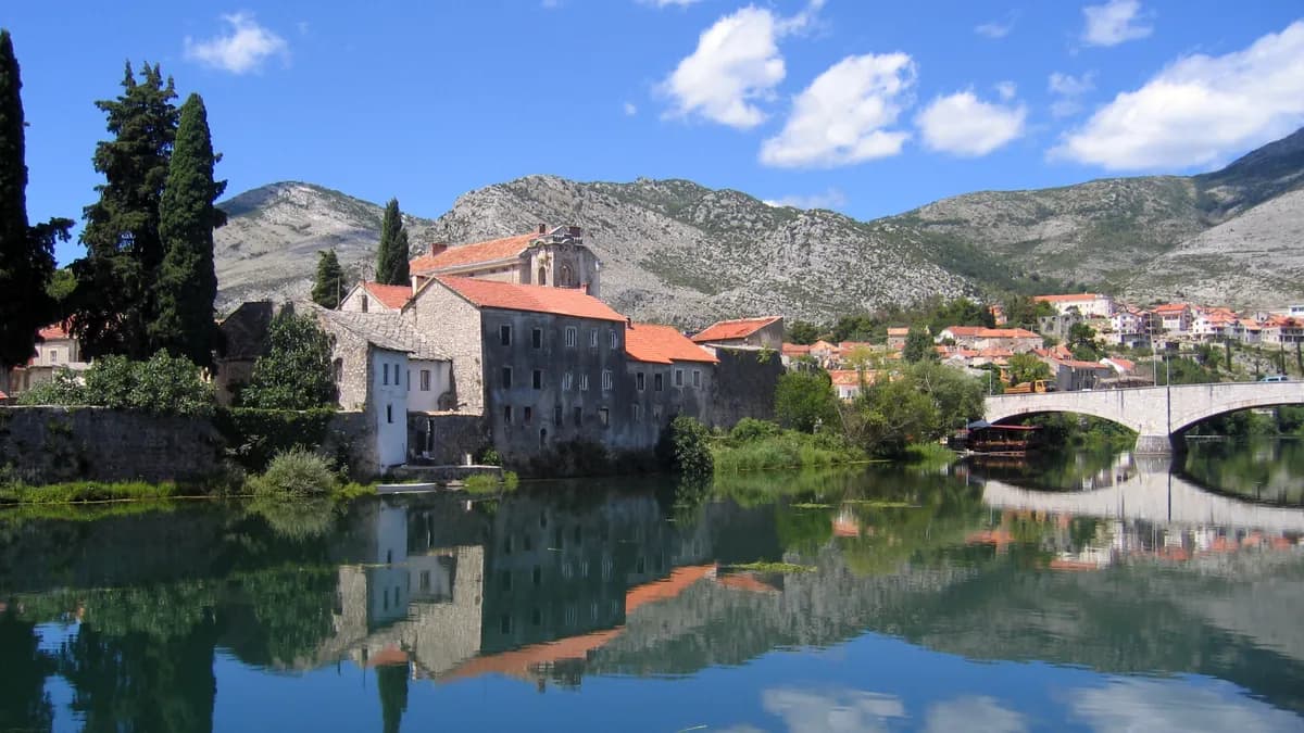 Trebinje na obali rijeke Trebišnjice.