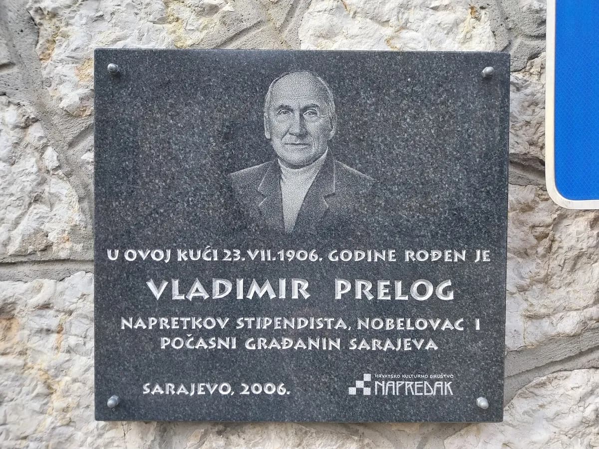 Spomen-ploča na ulazu u kuću Vladimira Preloga u Sarajevu