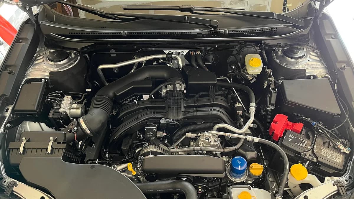 Motorni prostor automobila s posudama za rashladnu i druge tečnosti