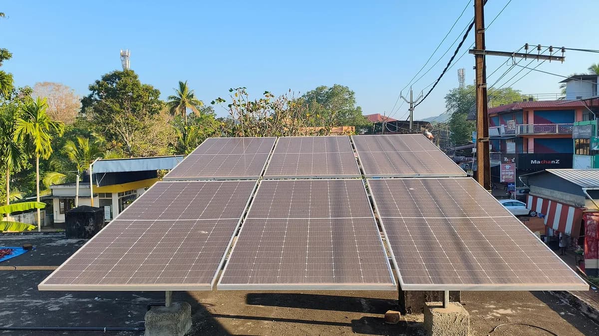 Solarni paneli postavljeni na krovu kuće
