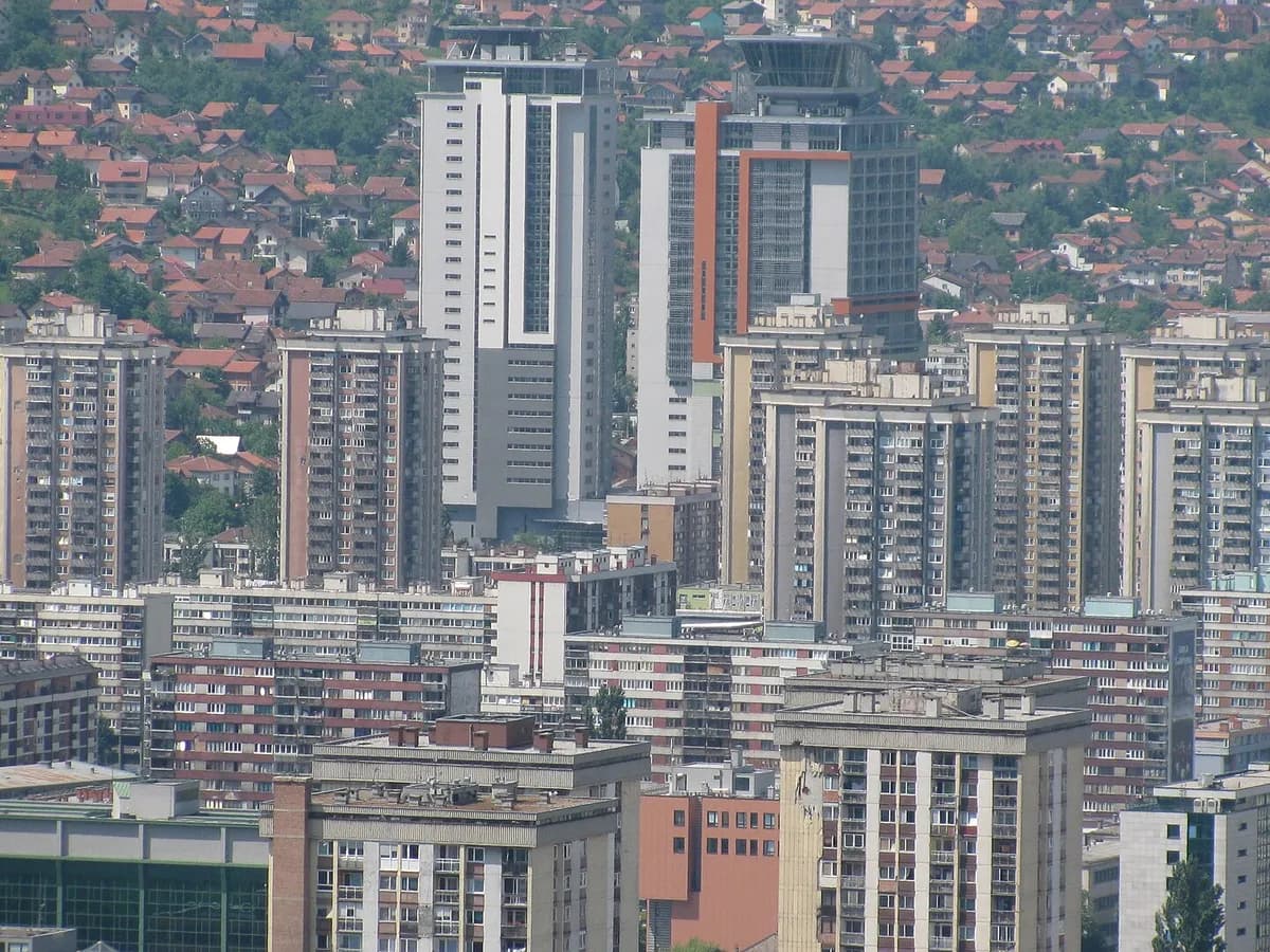 Pogled na tornjeve Bosmal City Centra u Sarajevu.