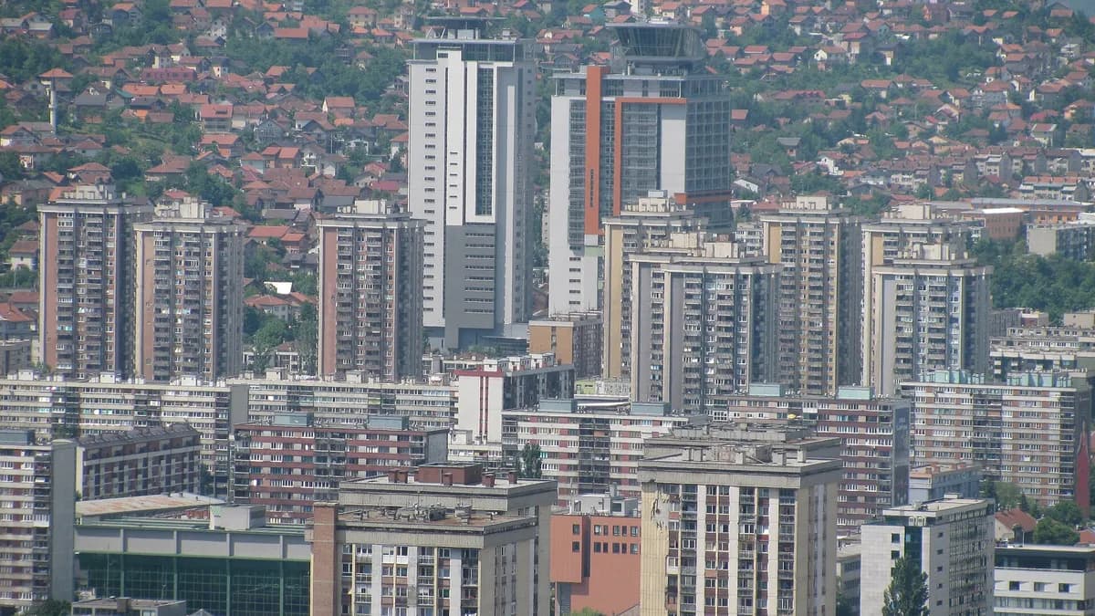 Pogled na tornjeve Bosmal City Centra u Sarajevu.