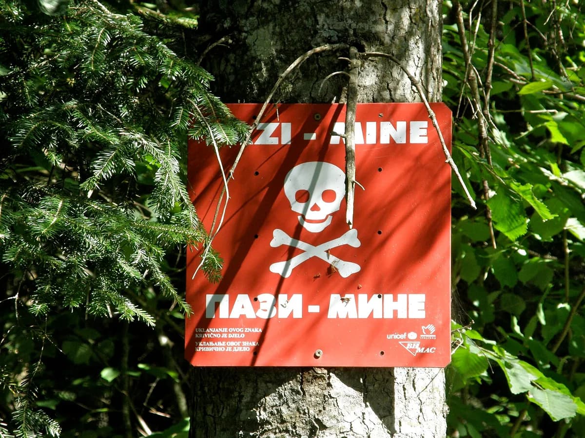 Tabla upozorenja na mine u Bosni i Hercegovini