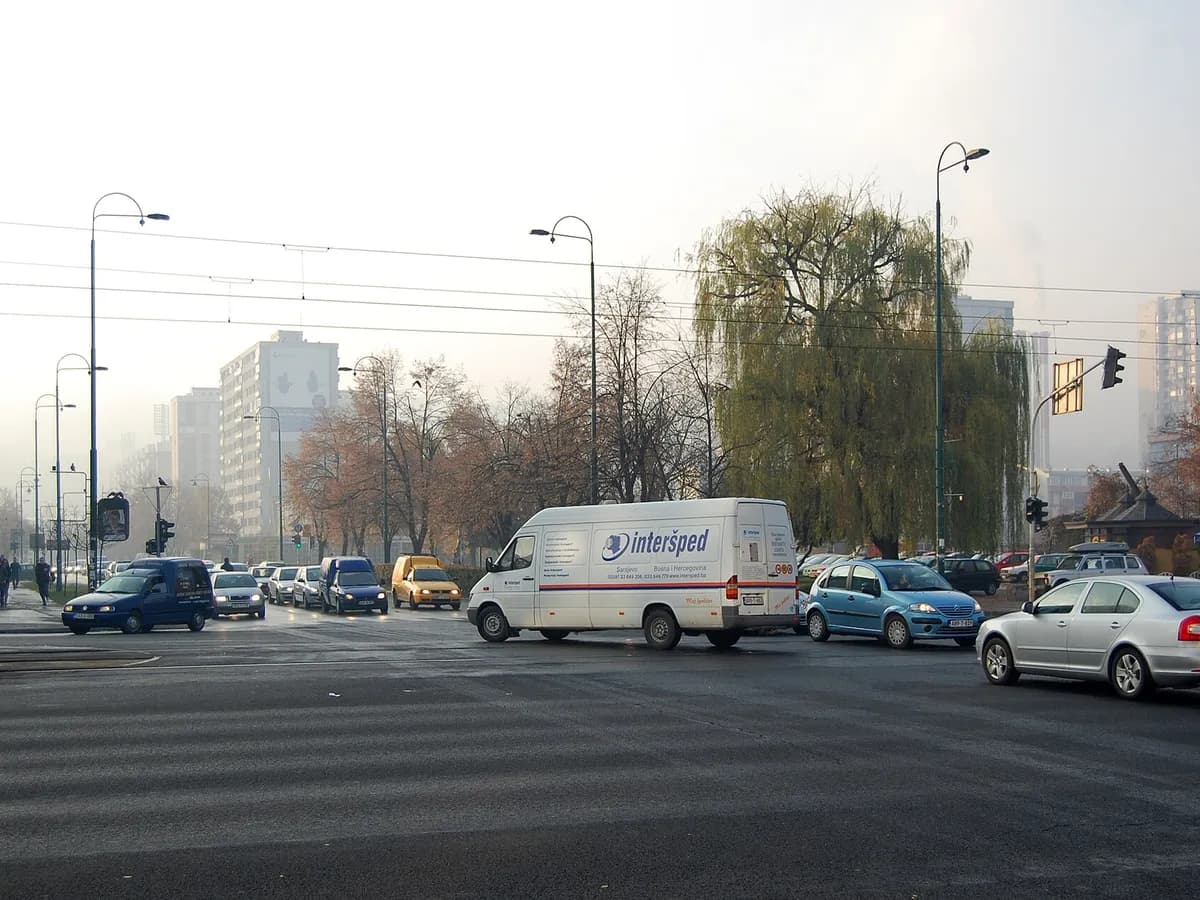 Automobili i tramvaj u saobraćaju na Socijalnom u Sarajevu
