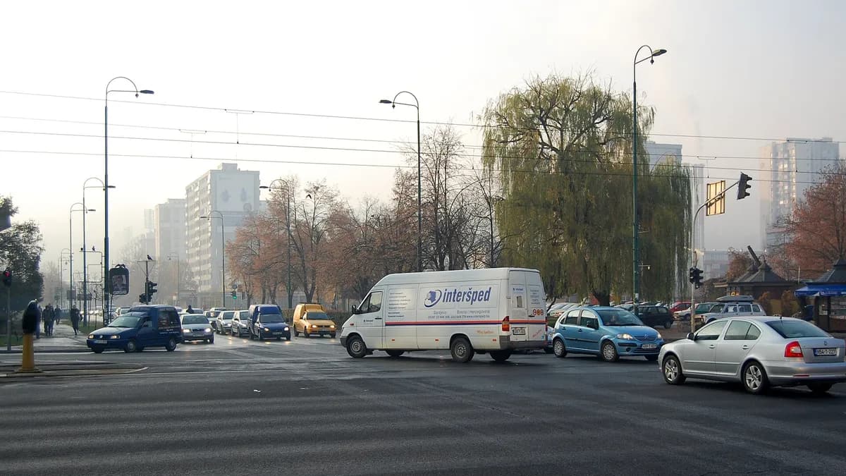Automobili i tramvaj u saobraćaju na Socijalnom u Sarajevu