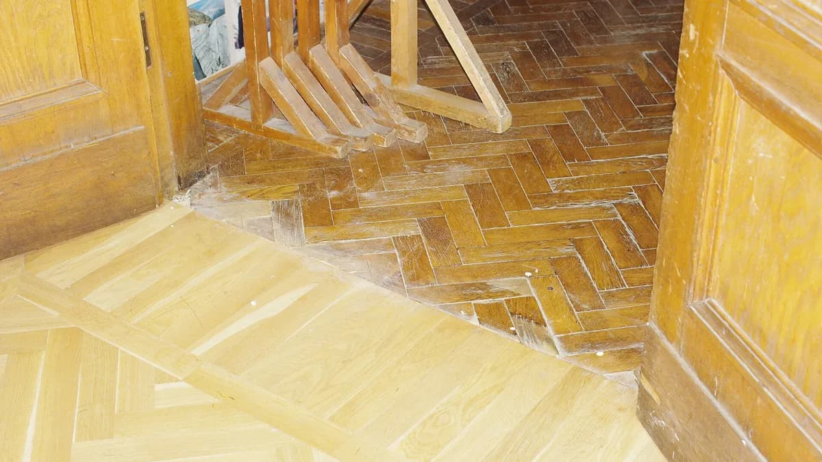 Parket od drvenih letvica složenih u uzorak