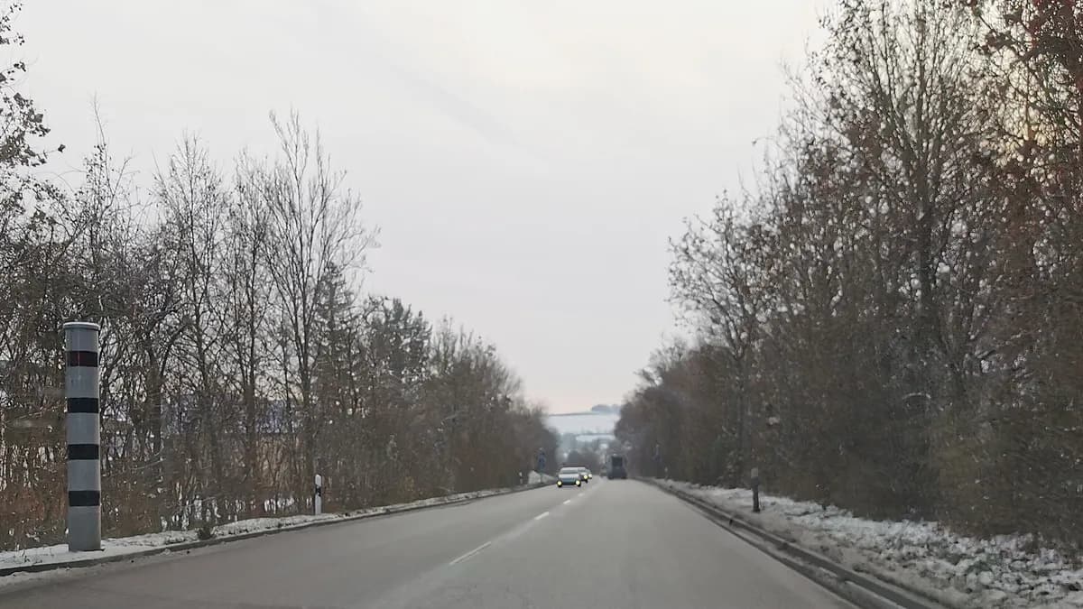 Stacionarni radar za mjerenje brzine uz cestu (ilustracija, snimljeno u Bad Mergentheimu u Njemačkoj).