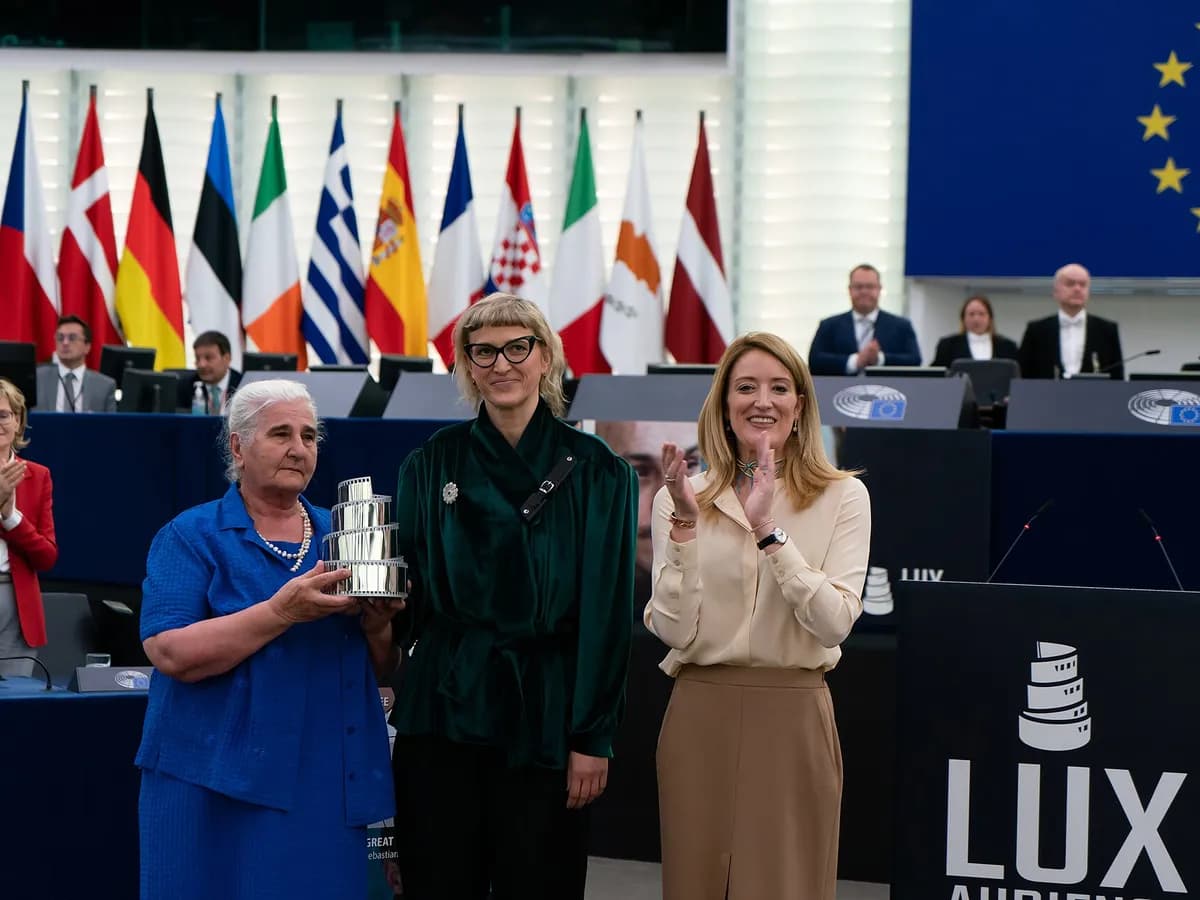 Jasmila Žbanić i Munira Subašić s Robertom Metsolom pri dodjeli nagrade LUX filmu „Quo vadis, Aida?“, 2022.
