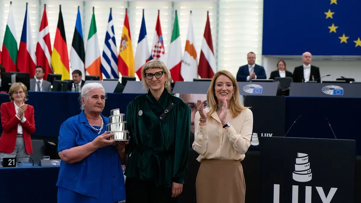 Jasmila Žbanić i Munira Subašić s Robertom Metsolom pri dodjeli nagrade LUX filmu „Quo vadis, Aida?“, 2022.