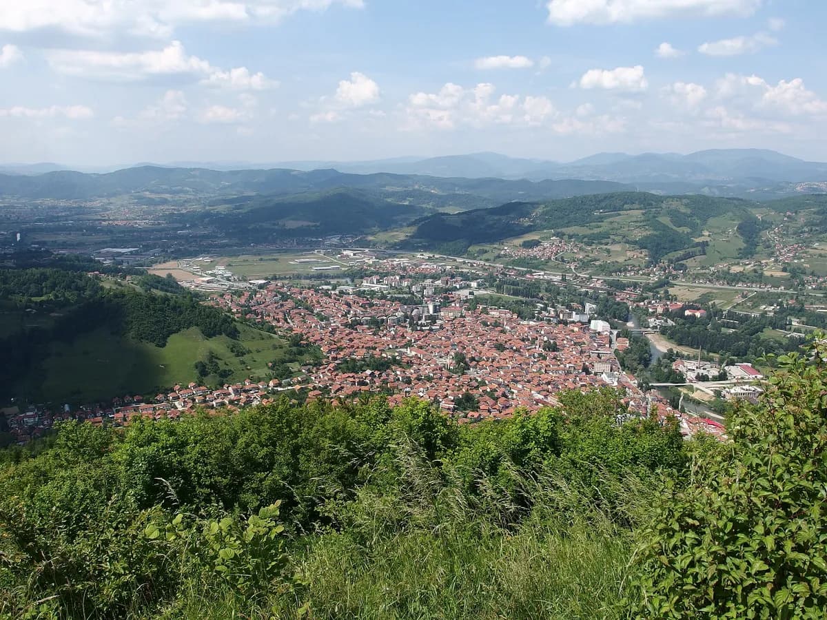 Pogled na Visoko s brda Visočica.