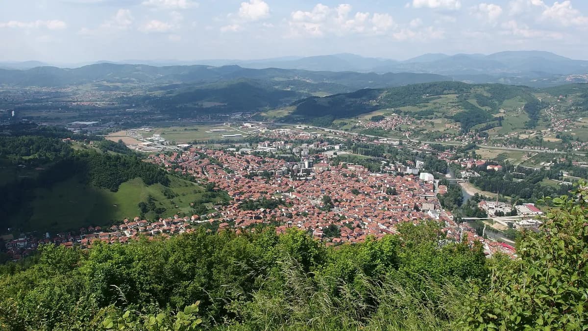 Pogled na Visoko s brda Visočica.