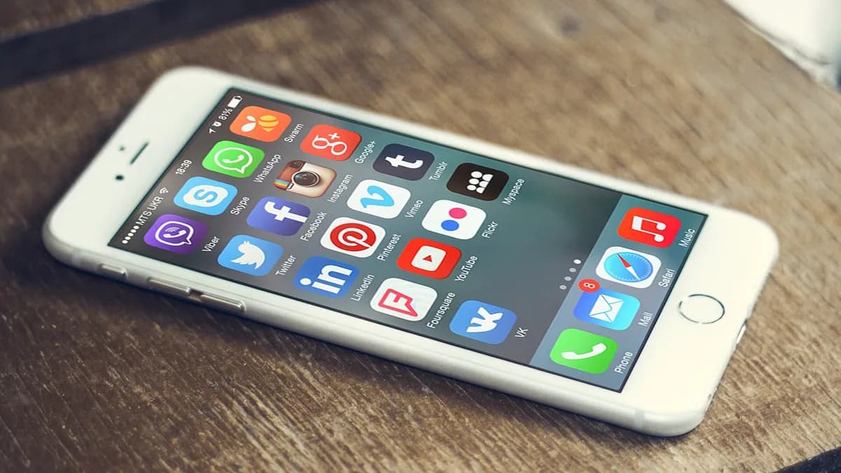 Ikone aplikacija društvenih mreža na ekranu mobitela