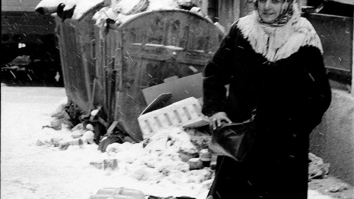 Građani Sarajeva nose vodu tokom opsade, zima 1992/93.