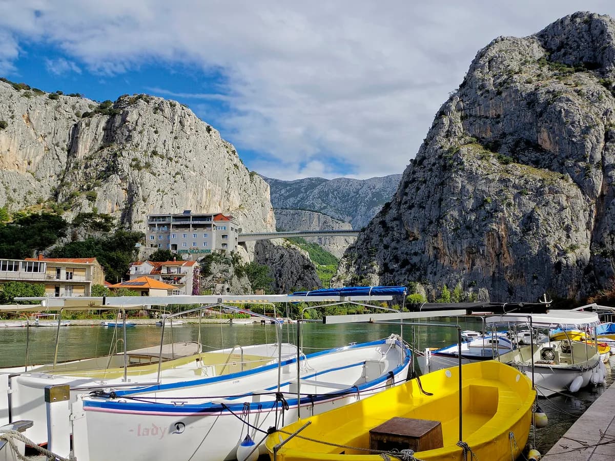 Omiš na obali rijeke Cetine, s mostom u pozadini (arhivska fotografija iz 2024. godine).