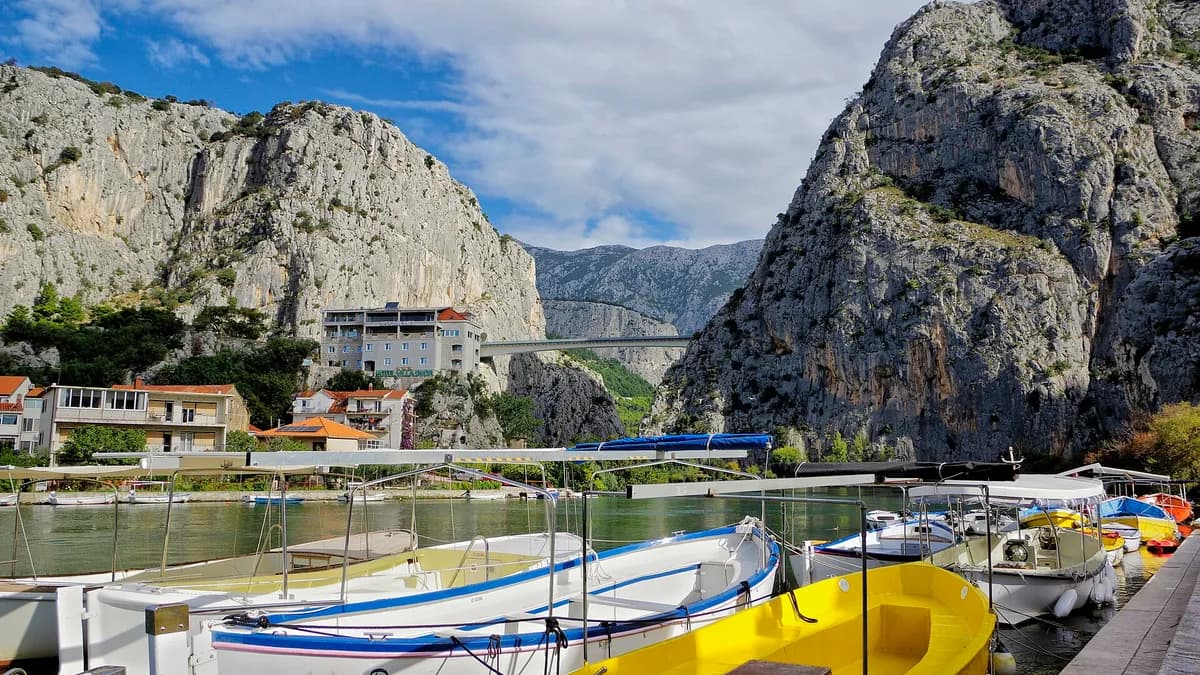 Omiš na obali rijeke Cetine, s mostom u pozadini (arhivska fotografija iz 2024. godine).