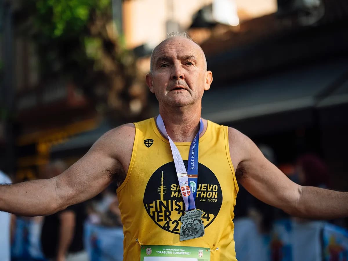 Trkač slavi nakon što je završio Sarajevski maraton