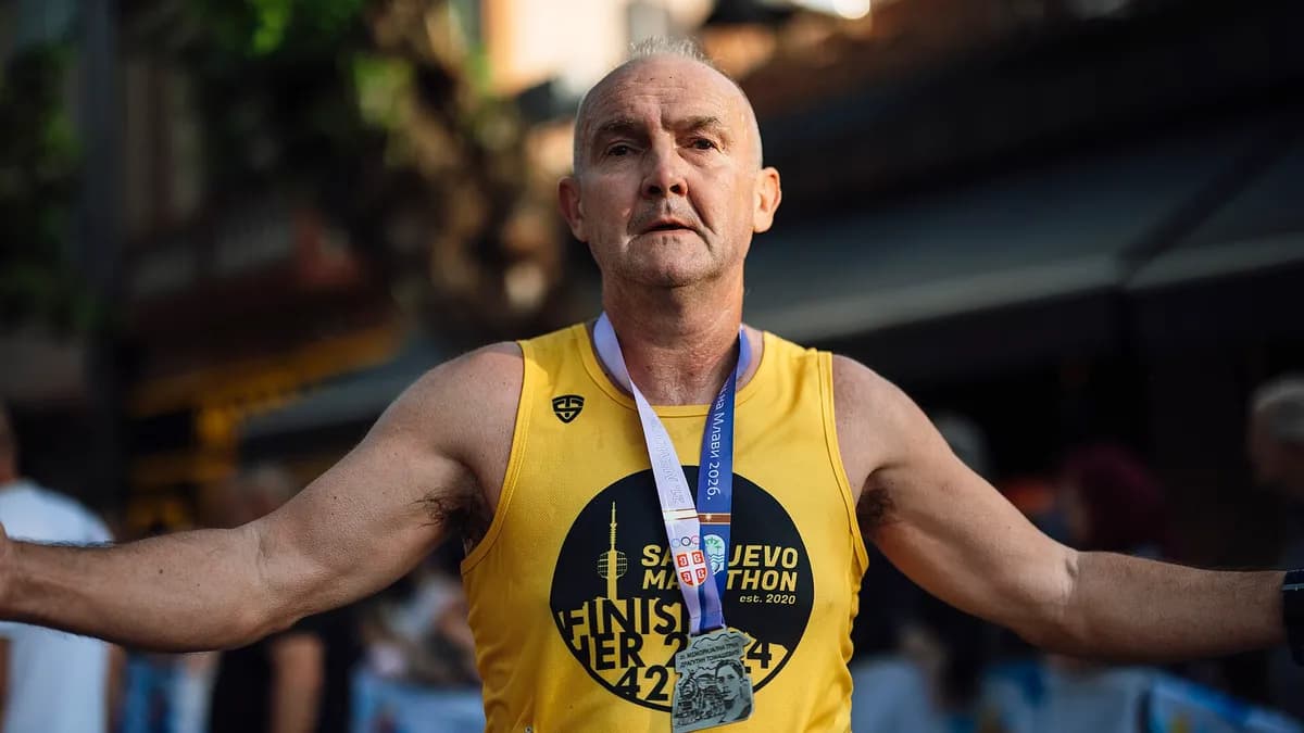 Trkač slavi nakon što je završio Sarajevski maraton