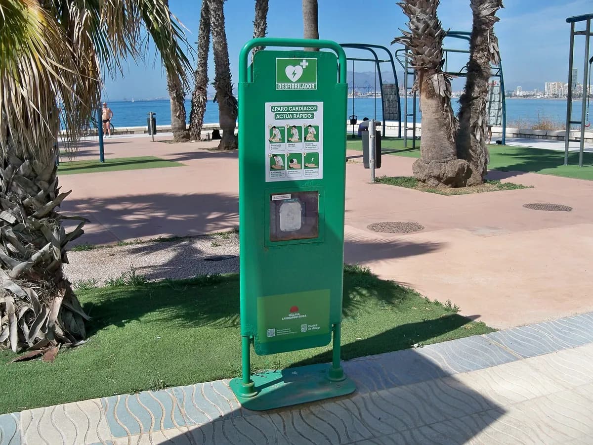 Automatski vanjski defibrilator na šetalištu u Málagi