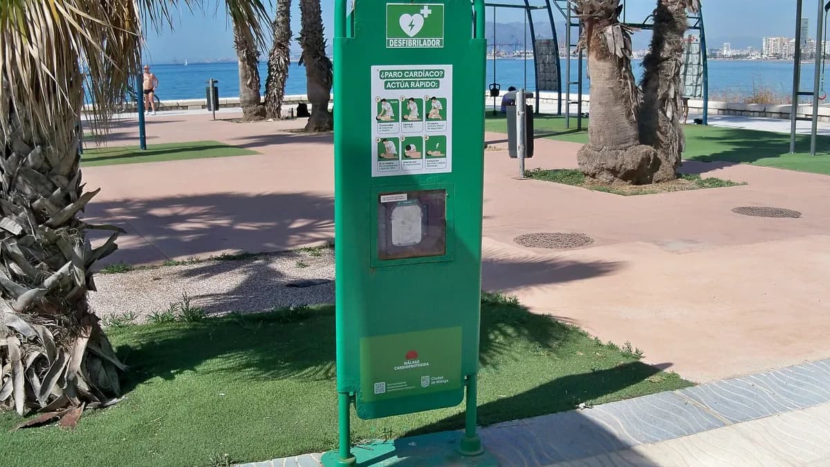 Automatski vanjski defibrilator na šetalištu u Málagi